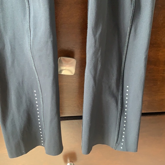 Black cropped lululemon leggings good condition - Picture 2 of 4